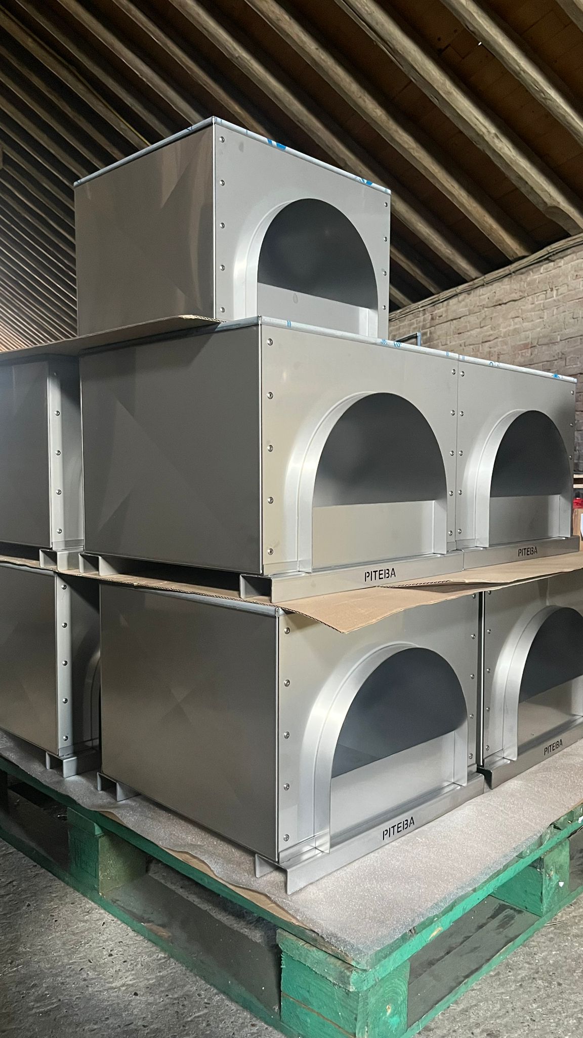 Houtgestookte pizzaoven buitenoven gemonteerd geleverd